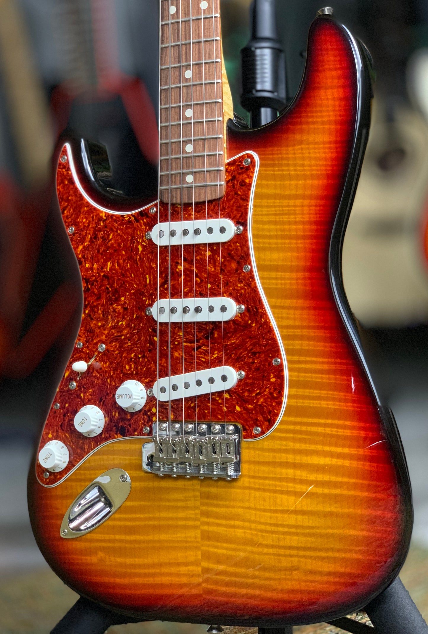 1992 Fender Custom Shop Masterbuilt Flametop Stratocaster J.W. Black Sunburst Left-Handed strung Righty