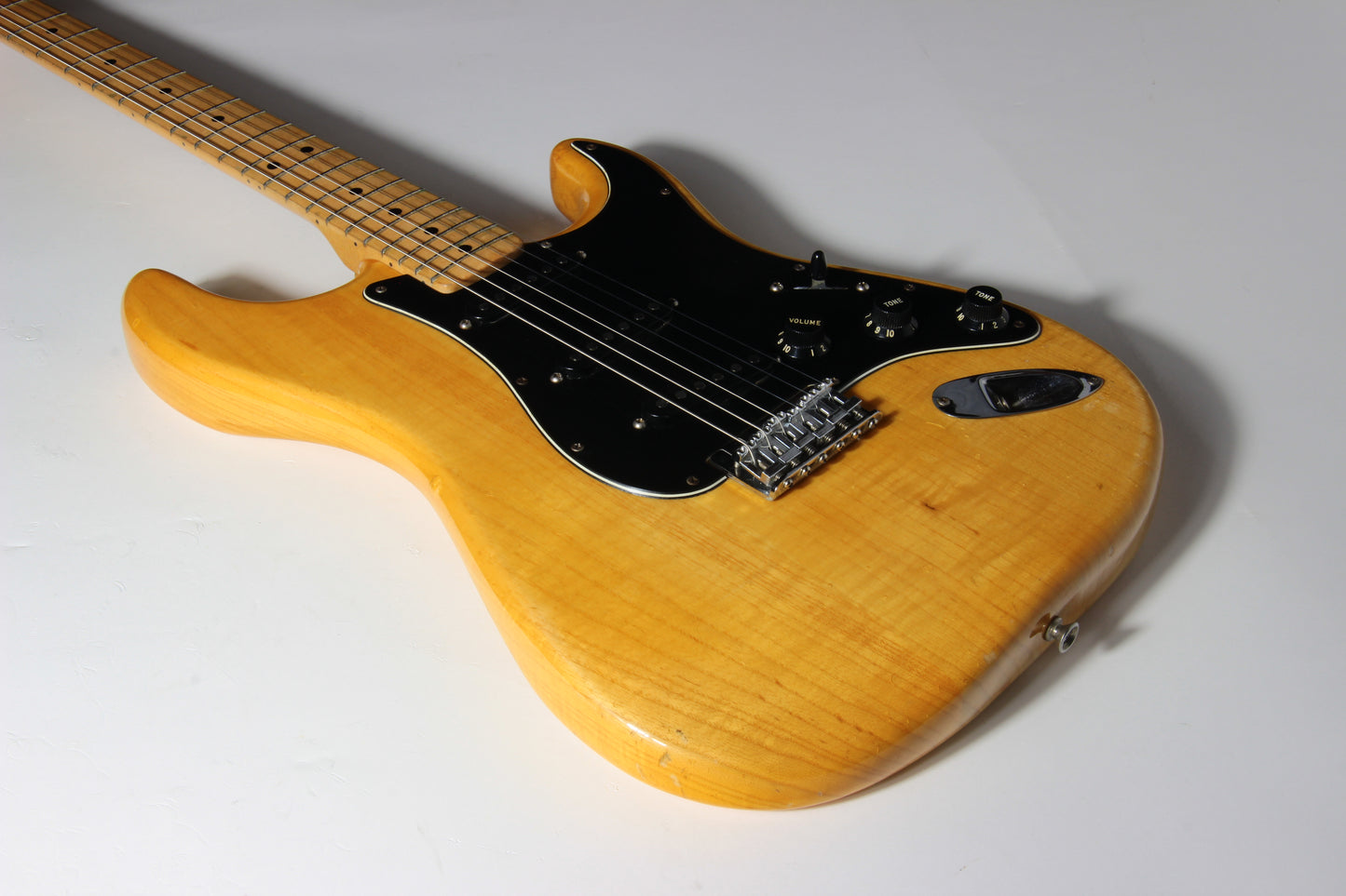 LIGHT! 1977 Fender Stratocaster FLAMED ASH Natural - Maple Neck Strat Vintage USA 1970's Hardtail