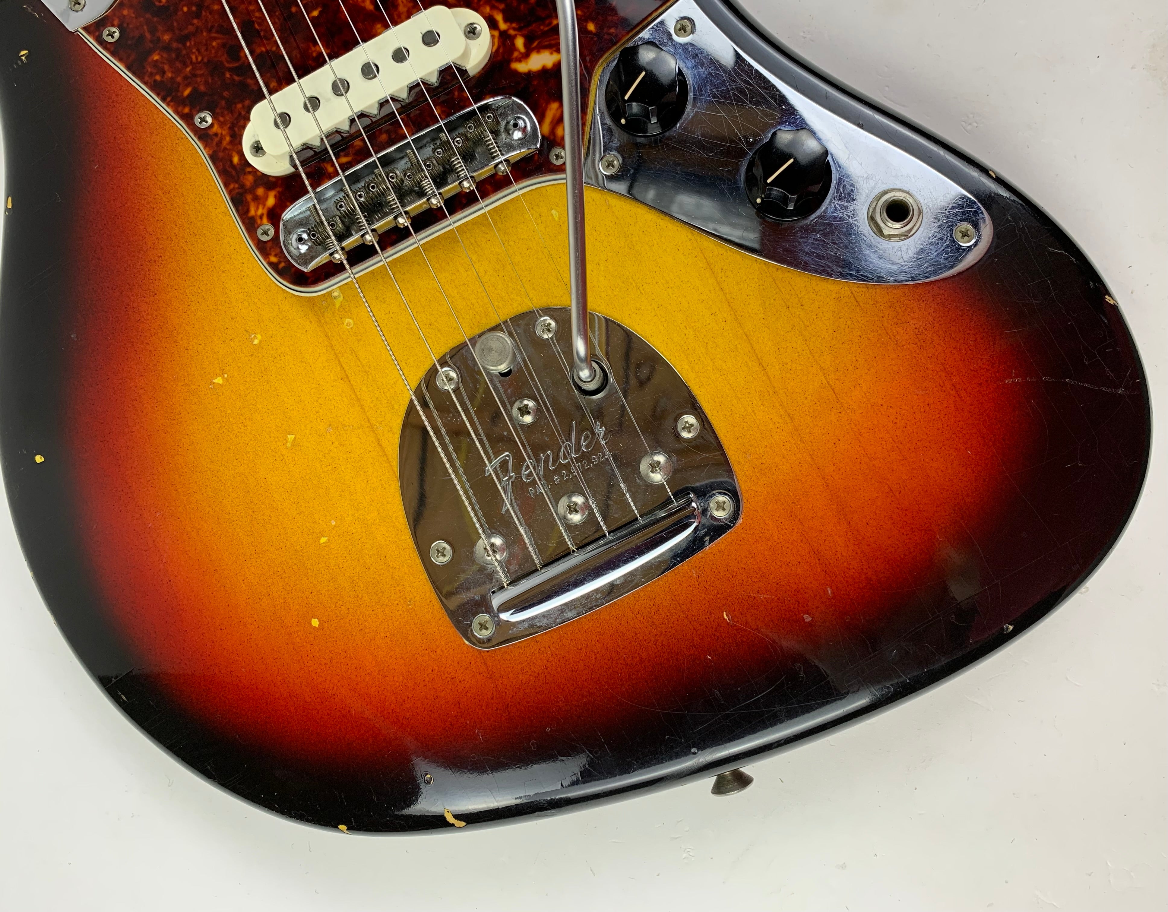Fender JAGUAR (1990年代製) Sunburst Oシリアル 1963 Fender Jaguar Sunburst w Original Case | Pre-CBS Offset CLEAN