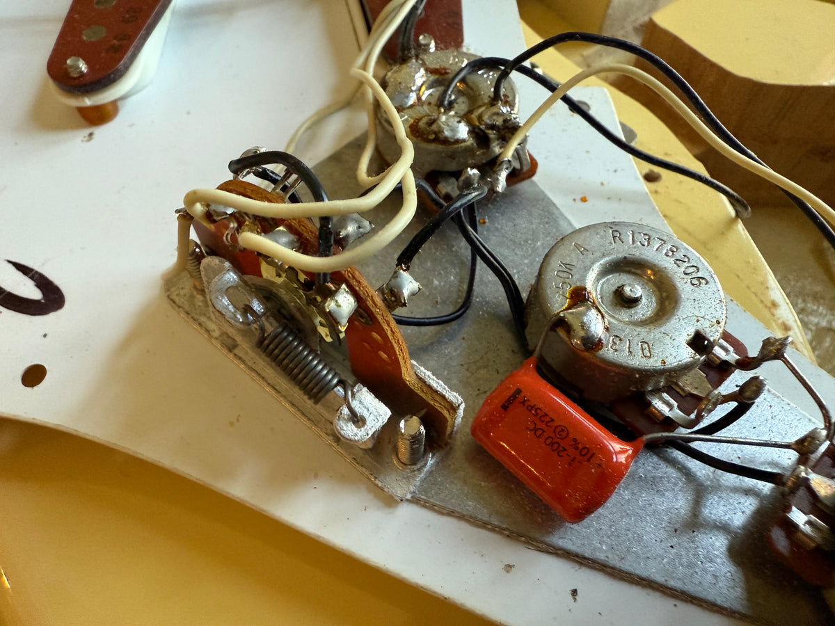 1982 Fender '57 American Vintage Reissue Fullerton Stratocaster 1957 Olympic “Vintage White” RED BOBBIN PICKUPS Very Early RI! AVRI