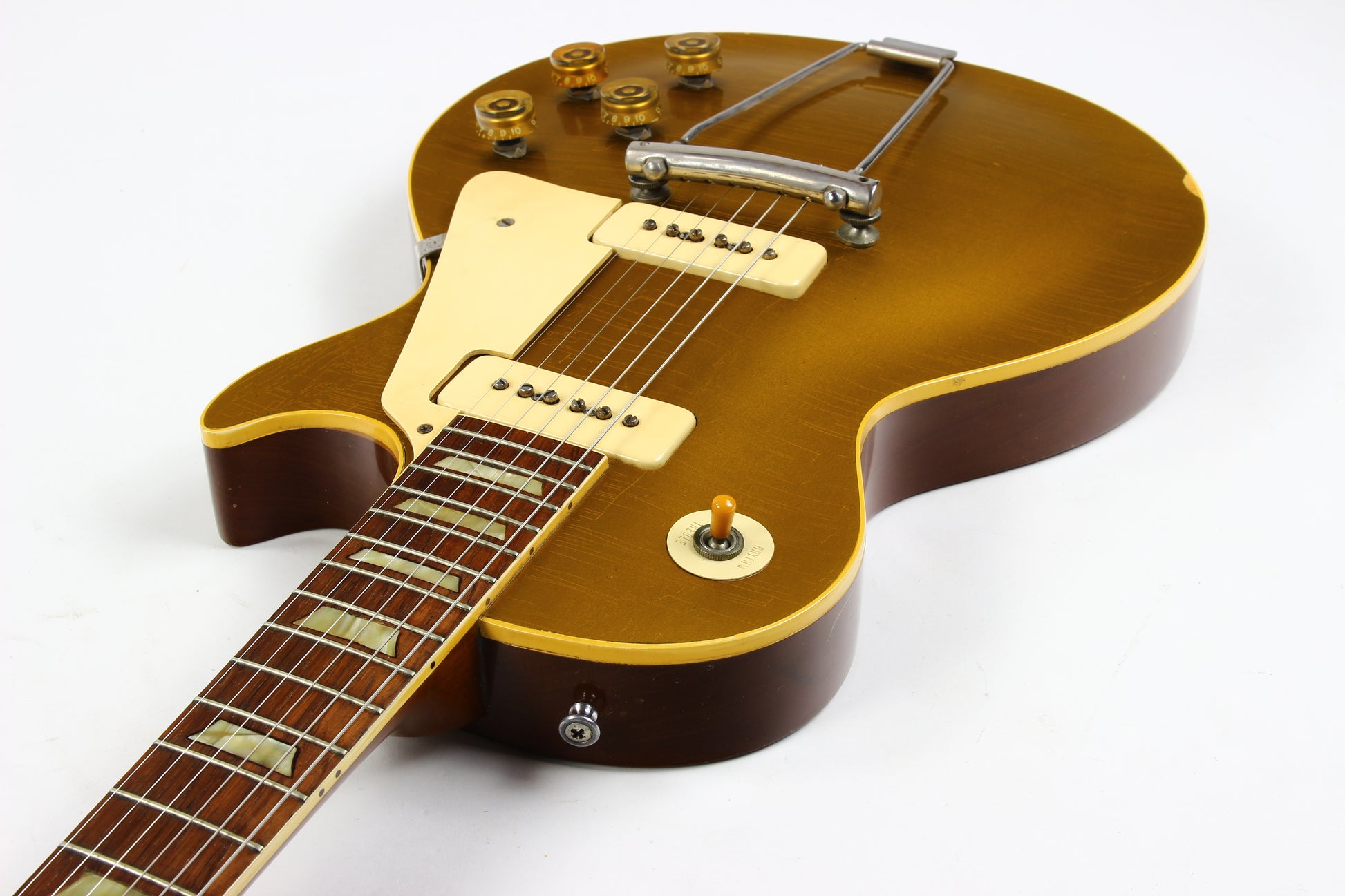 Subtle Curves of a Gibson Les Paul Goldtop with nice dish