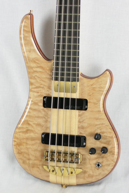 MINT 2003 Alembic Essence 5-String Bass Guitar! Beautiful Quilted Maple! europa