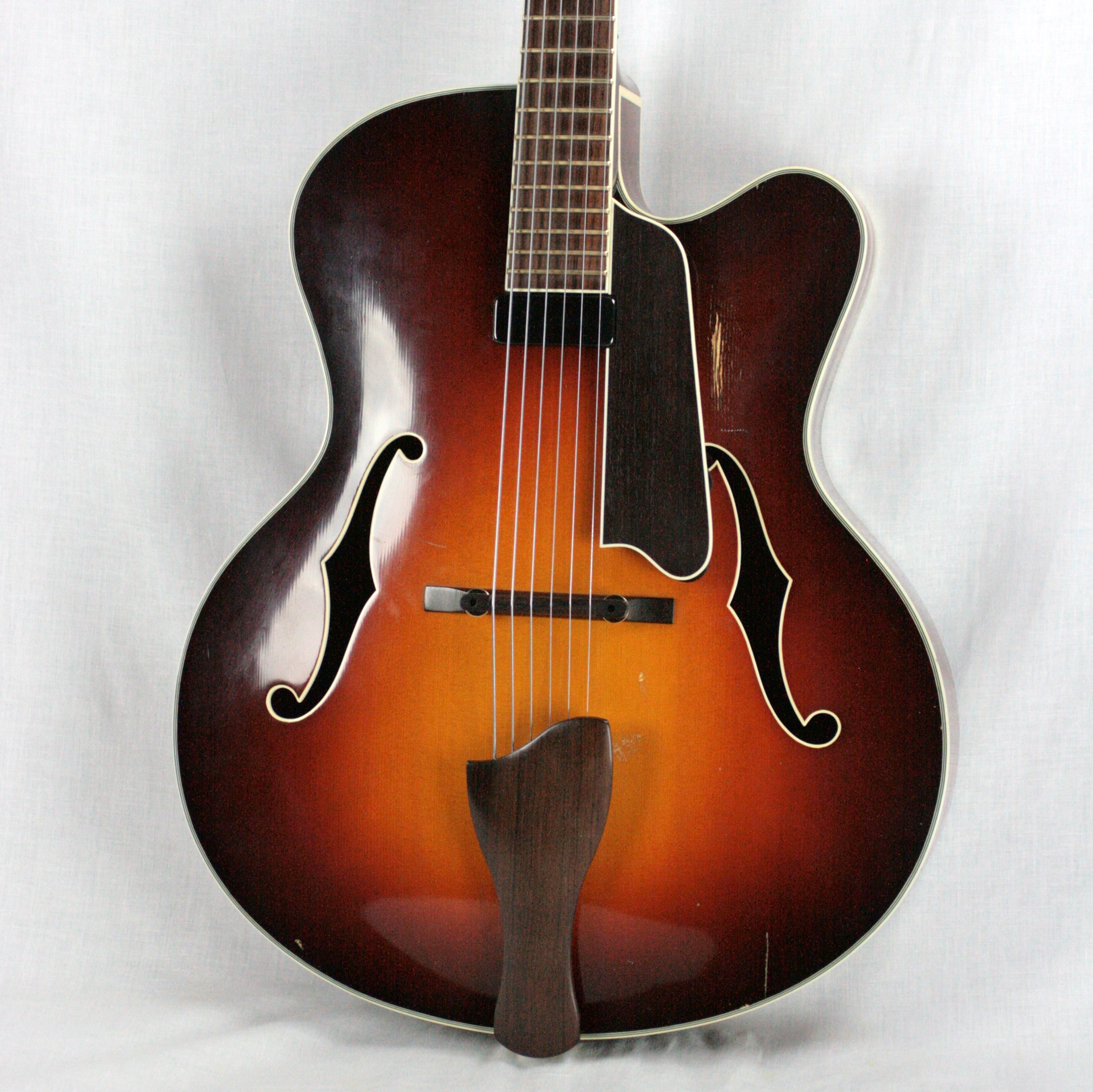 2011 Eastman AR610CE-CS Archtop Electric Guitar Hand-Carved Spruce Top/Mahogany!