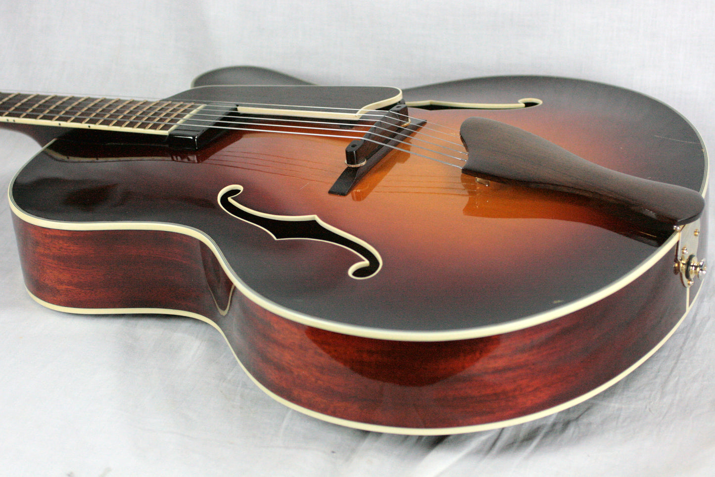 2011 Eastman AR610CE-CS Archtop Electric Guitar Hand-Carved Spruce Top/Mahogany!