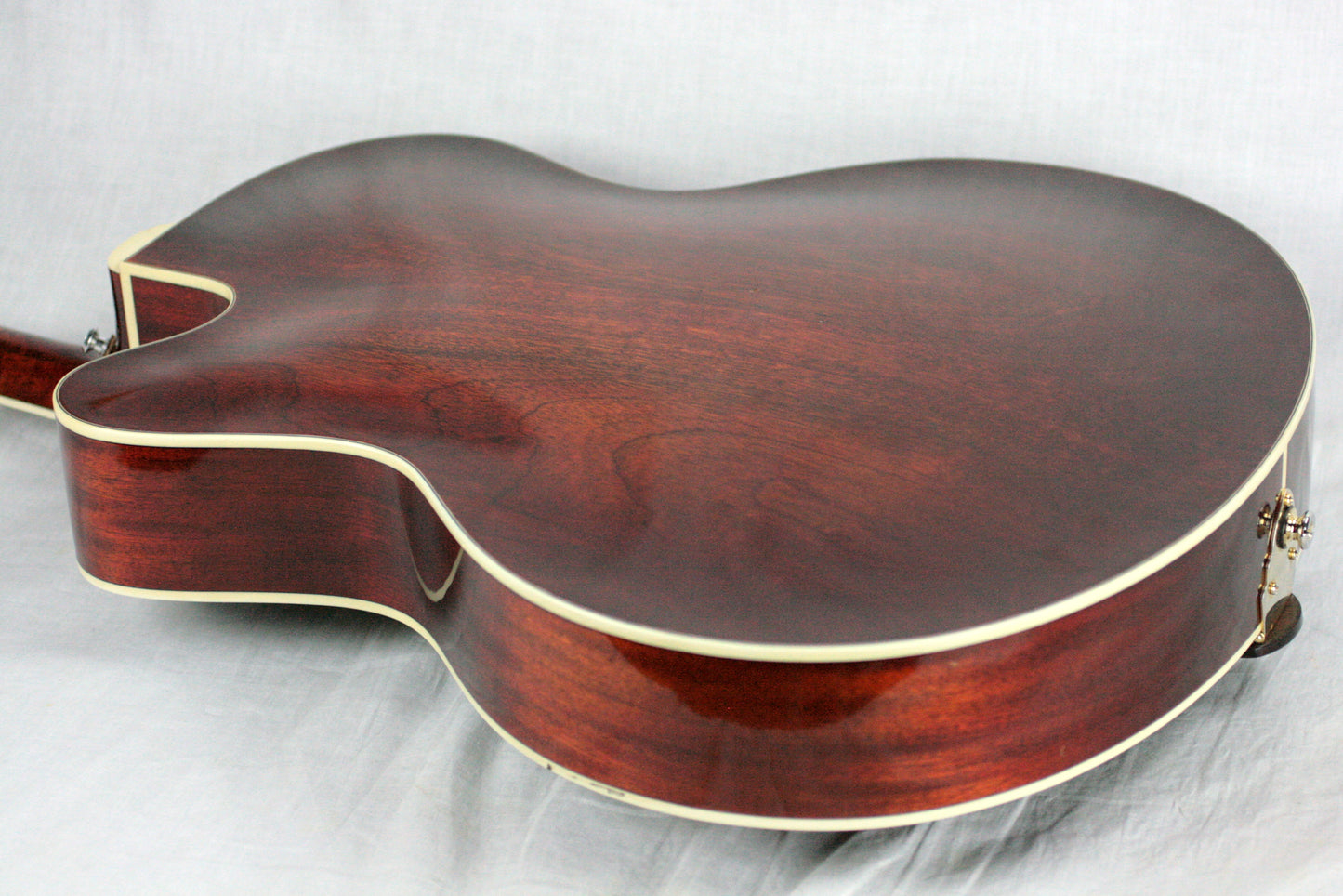 2011 Eastman AR610CE-CS Archtop Electric Guitar Hand-Carved Spruce Top/Mahogany!